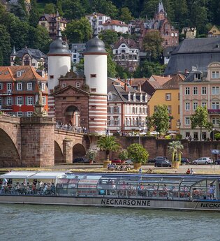Solarschiff auf dem Neckar mit der Alten Brücke und Altstadt im Hintergrund | © Heidelberg Marketing GmbH / Mende
