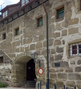 Historische Stadtmauer in Gaildorf mit Torbogen und kleinen Fenstern. | © Petra Natzkowski