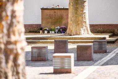 Platz mit Gedenkstein und Sandsteinwürfel Nahaufnahme | © Heidelberg Marketing GmbH