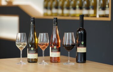 Rotwein, Roséwein, Weißwein auf einem Tresen | © Touristikgemeinschaft Hohenlohe e.V. | Andi Schmid