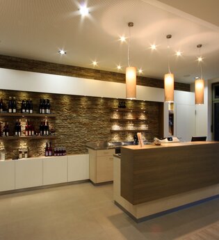 Innenansicht Vinothek | © Weingut Laicher