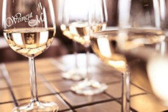 Gläser mit Weißwein und dem Schriftzug Weingut Mai | © Touristikgemeinschaft Hohenlohe e. V.