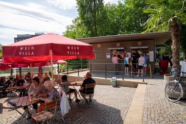 Besucher sitzen bei schönem Wetter an den Neckarterrassen