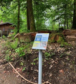 Weitersehen-Stationsschild vor Neckarriedkopfhütte | © Landratsamt Rhein-Neckar-Kreis