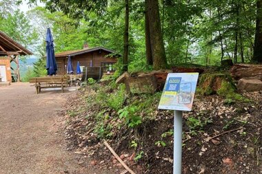 Weitersehen-Stationsschild vor Neckarriedkopfhütte | © Landratsamt Rhein-Neckar-Kreis