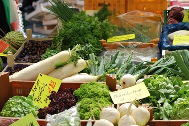 Gemüsestand auf dem Wochenmarkt