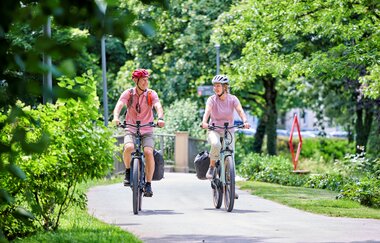 Radfahrende im Öhringer Hofgarten | © Touristikgemeinschaft Hohenlohe | Florian Trykowski