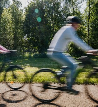 Zwei Radfahrer radeln schnell durch das Foto | © Stadtverwaltung Crailsheim