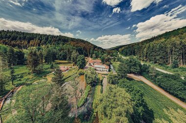 Wohlfahrtsmühle Hardheim von oben, inmitten von Wiesen und Wäldern | © Touristikgemeinschaft Odenwald e.V.
