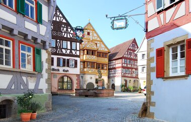 Marktplatz Neudenau | Fränkisches Fachwerk in reich verzierter Renaissance-Art | HeilbronnerLand | © Stadt Neudenau