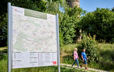 Zwei Personen wandern auf dem württembergischen Weinwanderweg bei Leingarten. | © Touristikgemeinschaft HeilbronnerLand