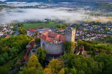 Burg Guttenberg aus der Vogelperspektive im Morgengrauen | © Thomas Kottal | Burg Guttenberg