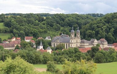 Die Klosteranlage mit Wiesen und Wald | © Touristikgemeinschaft Hohenlohe e. V. | Marion Schlund