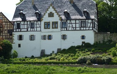 Das ehemalige Schloss hat einen Fachwergiebel und ist weiß gestrichen | © Touristikgemeinschaft Hohenlohe e. V. | Gemeinde Schöntal