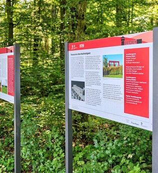 Wanderer an Infotafeln zum Limes | © Touristikgemeinschaft Hohenlohe e. V.