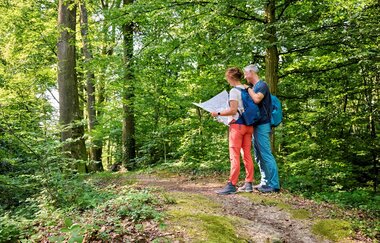 Wanderer orientieren sich mit Wanderkarte | © Touristikgemeinschaft Hohenlohe e. V.